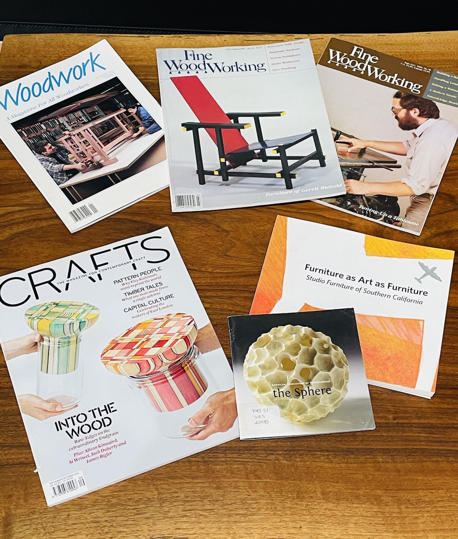Colorful magazine covers of Crafts, Woodwork, Fine Woodworking, and various Furniture woodworking journals